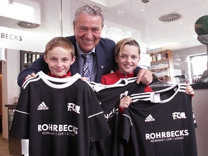 E Junioren Trikotübergabe Rohrbeck 01 300