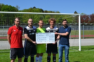 Scheckuebergabe IB Mayer 01 300