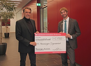 Scheckübergabe Sparkasse 01 300