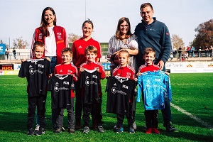 Trikotuebergabe Bambini 300