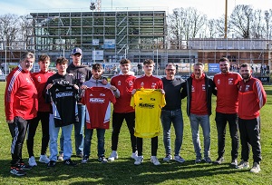 U19 Trikotuebergabe 01 300