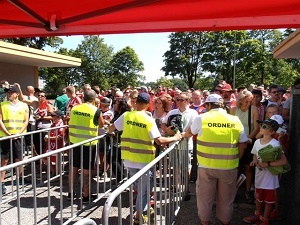 Zuschauer Einlass 300