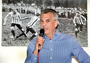 Buchmann vor Historybild 300