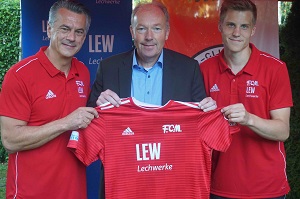 LEW Trikotuebergabe Buchmann Schuermann Rietzler 300