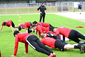 Trainingsauftakt 01 Liegestuetzte Wegmann