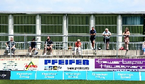 Zuschauer vereinzelt 300