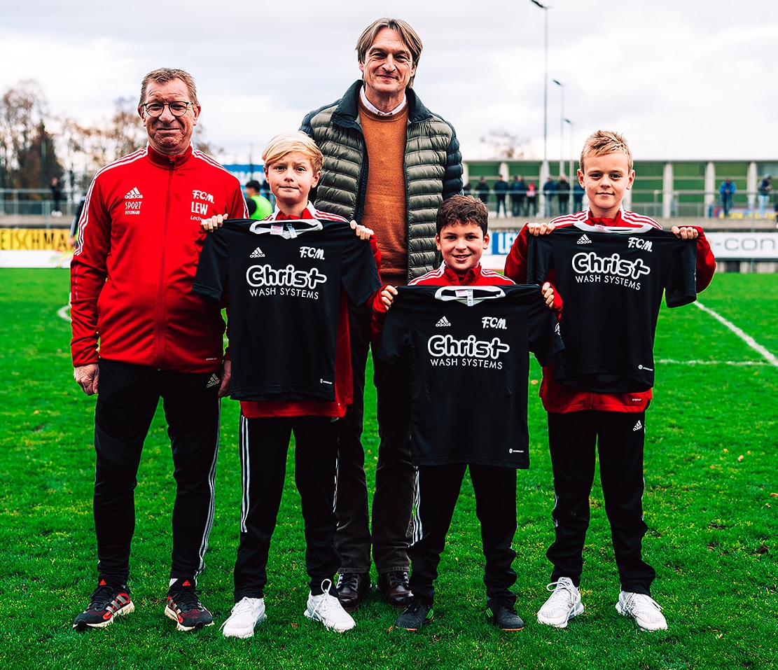 Trikotuebergabe Christ E1