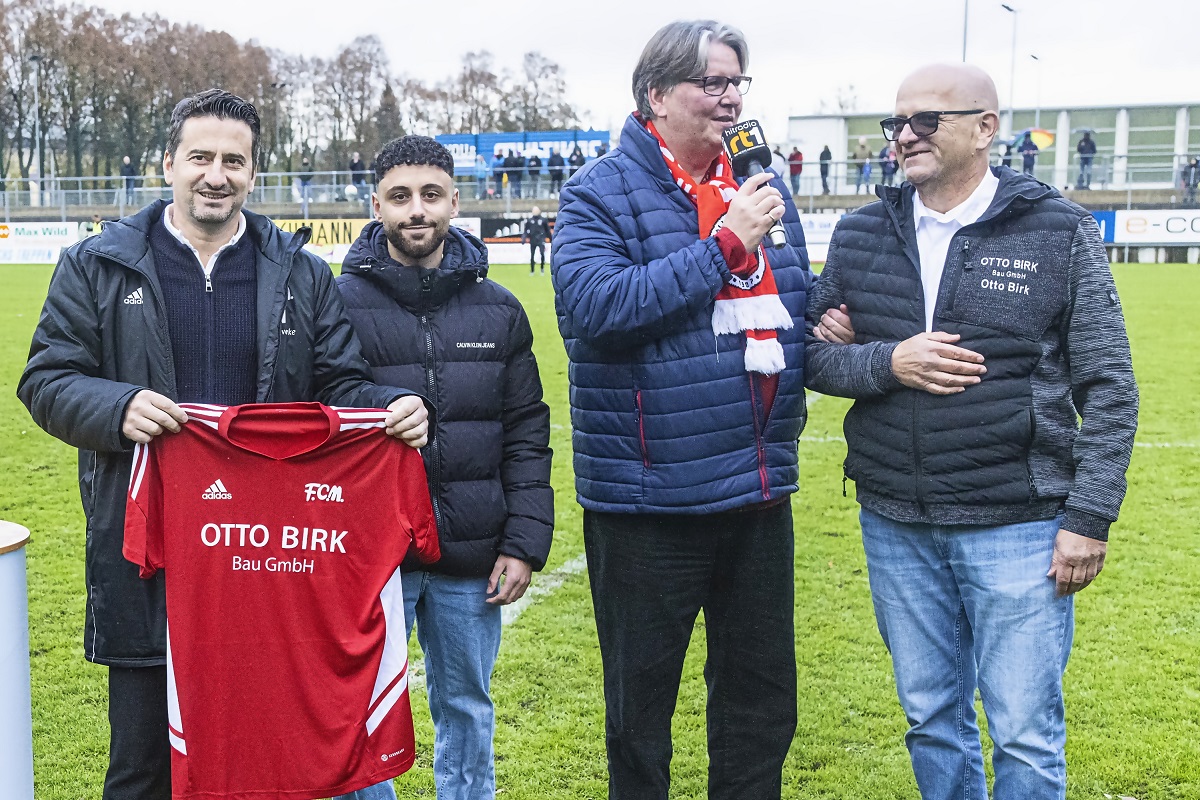 Trikotuebergabe U21 01 1200