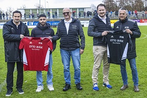 Trikotuebergabe U21 01 300