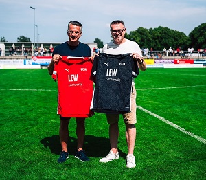 Trikotuebergabe PUMA Reischmann 300