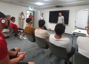 e con ArenaPark Jugend Fuehrung 300