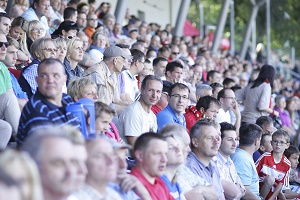 Zuschauer Tribuene 300