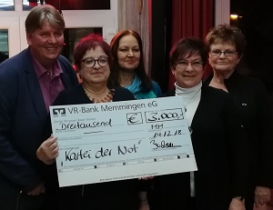 Weihnachtsfeier 03 Spendenübergabe 300